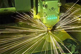 Zabag Grünhainichen: Spezialist aus dem Erzgebirge schließt Sicherheitslücken in Hamburg - Der neue Flachbettlaser FL 3015 der Zabag Security Engineering in Grünhainichen bei der Arbeit.