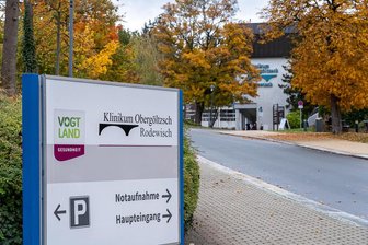 Zähes Ringen um Krankenhaus-Strategie fürs Vogtland: Ein leiser menschlicher Appell beschämt politische Grabenkämpfer - Das kreiseigene Klinikum Obergöltzsch in Rodewisch ist als wichtiger Bestandteil der Gesundheitsstruktur im Vogtland gefährdet. Um im Zuge der Krankenhaus-Reform das statuswahrende Level 2 zu erreichen, sind Investitionen nötig. Der Kreistag hat sich dazu im Grundsatz bekannt. Jetzt müssen Taten folgen.