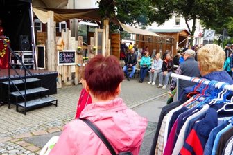 Zähl-App macht Straßenfest möglich - Auf die Besucher des 18. Straßenfestes auf der Rudolf-Breitscheid-Straße in Flöha warteten am Sonnabend neben Imbiss- und Flohmarktständen auch Präsentationen von Vereinen und Einrichtungen sowie Livemusik - hier begrüßt Sängerin Conny Schmerler aus Flöha ihr Publikum. 