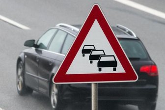 Zahl der Berufspendler im Landkreis Zwickau gestiegen - Ob mit dem Auto oder öffentlichen Verkehrsmitteln - im vergangenen Jahr verließen 83.000 Menschen auf dem Weg zur Arbeit den Landkreis Zwickau.