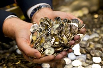 Zahl der Superreichen in Deutschland steigt stark - Börsengewinne haben die Vermögen kräftig steigen lassen - Reiche profitieren besonders. (Symbolbild)