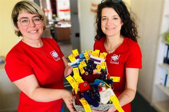 Zahlpause als Schuldenfalle: Caritas im Erzgebirge warnt klamme Kunden - Kristina Möglich (l.) und Susanne Räder vom Auer Büro der Caritas haben mit ihren Kollegen und ehrenamtlichen Helfern kleine Sparstrümpfe gebastelt. Ein Symbol für die bundesweite Aktionswoche zu einer speziellen Schuldenfalle.