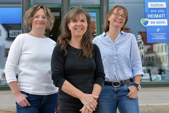 Zahlreiche Anmeldungen für Führung durch die Lokalredaktion Freiberg - Im „Freie Presse“-Shop schulen Anett Hofmann, Gabriele Jordan, Iris Weißbach (v. l.) für digitale Geräte.