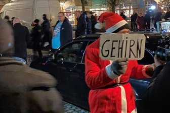 Zahlreiche Anzeigen und Platzverweise für Corona-"Spaziergänger" in Zwickau - Der als Weihnachtsmann verkleidete Demonstrant macht anfangs Scherze. Später wird er bei einer polizeilichen Maßnahme verletzt.