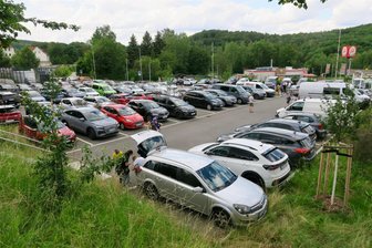 Zahlreiche Baustellen und gesperrte Plätze: So lief die Anreise zum BVB-Spiel in Aue am Mittwoch - Gut gefüllt: Bereits gegen 15.45 Uhr war am Mittwoch der Parkplatz an der Volksbank-Baustelle in Aue voll.