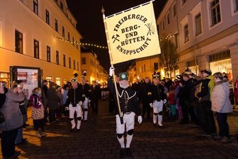 Zahlreiche Besucher bei traditioneller Bergparade durch Freiberger Altstadt - 