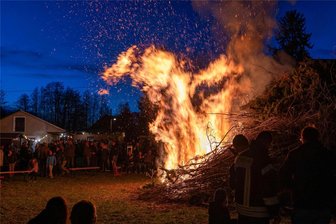 Zahlreiche Gäste bei Osterfeuer in Arnsdorf - Dicht umlagert: das Osterfeuer im Peniger Ortsteil Arnsdorf.
