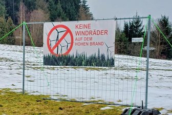 Zahlreiche Protestschilder gegen Windräder am Hohen Brand - Wie hier an der Markneukirchner Straße/B 283 stehen in Zwota zahlreiche Aufsteller, die sich gegen das Vorhaben richten, sechs Windräder auf dem Hohen Brand zu errichten. 