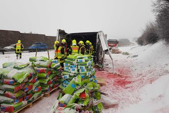 Zahlreiche Unfälle nach Schneefall - Sattelzug legt Verkehr auf A 72 lahm -