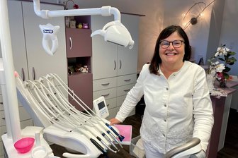 Zahnärztin von Pöhla gibt nicht nur aus Altersgründen ihre Praxis auf - Zahnärztin Simone Modrzik wollte eigentlich noch bis Jahresende für ihre Patienten da sein. Doch nun muss sie schon eher die Praxis schließen.