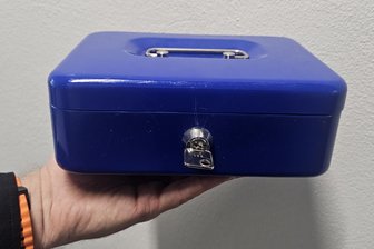 Zahnarzt beweist Ermittler-Qualitäten: Amtsgericht Plauen verurteilt Praxis-Mitarbeiterin wegen Unterschlagung - Corpus Delicti: Diese kleine blaue Geldkassette spielte bei der Beweisführung eine wichtige Rolle. Darin wird Bargeld einer Zahnarzt-Praxis aufbewahrt, doch eine Mitarbeiterin hat Geld unterschlagen.