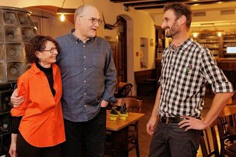 Zahnarzt entdeckt noch mehr Herzgebirge - Fühlen sich wohl bei Enrico Göthel (rechts) im Berggasthaus auf dem Scheibenberg: Matthias Groth und seine Frau Karin. 