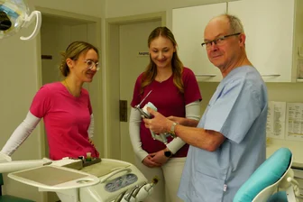 Zahnarztmangel in Mittelsachsen: Rochlitzer Mediziner setzt auf eigenes Programm - Auch Nachwuchs in zahnmedizinischen Assistenzberufen betreut Dr. Frank Petrich in seiner Praxis und bietet Praktika und Ausbildungsplätze an.
