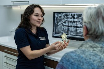 Zahnarztmangel in Sachsen: Ist der Beruf nicht mehr lukrativ genug? - Josefin Könner ist seit Herbst letzten Jahres die Neue im Team der Zahnarztpraxis Hoy im vogtländischen Falkenstein.