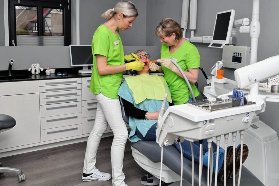 Zahnarztpraxis Lunzenau: Die Hürden beim Umzug - Zahnärztin Ines Korte (links) mit Schwester Andrea im neuen Behandlungsraum. 