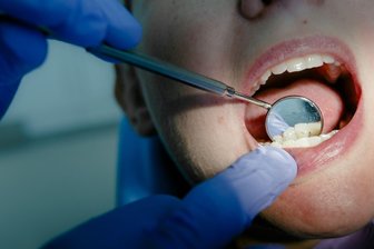 Zahnersatz absichern: Lohnt sich eine Zusatzversicherung? - Und aaaah: Wer mit der Regelversorgung der Krankenversicherung zufrieden ist, benötigt nicht unbedingt eine Zahnzusatzversicherung.