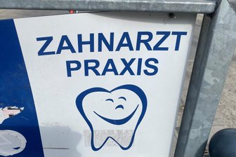 Zahnschmerzen am Wochenende: Das ist in Freiberg und Sachsen jetzt neu - Plötzlich Zahnschmerzen am Wochenende? Patienten können den zahnärztlichen Notdienst in Sachsen nur noch tagesaktuell online abrufen, hier ein Beispielfoto.