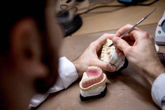 Zahnzusatzversicherung: Mit diesen Kosten müssen Sie rechnen - Ob mit oder ohne Zahnzusatzversicherung: Versicherte müssen oft zumindest anteilig für Zahnersatz zahlen.