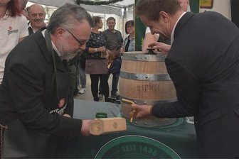 Zapfbahn statt Bibel: Zur Zwoticher Körbe erfüllt sich des Pfarrers heimlicher Wunsch - Bei der Körbe in Zwota erfüllte sich vor wenigen Tagen für Christoph Greiling ein heimlicher Wunsch: Der bald im Ruhestand gehende Geistliche zapfte ein Fass Freibier an: Mit Bravour, als er hätte nie etwas anderes getan.