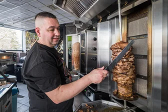 Zarko Martinovic aus Montenegro eröffnet neuen Imbiss im Erzgebirge - Steht derzeit noch allein am Gyros-Grill: Zarko Martinovic ist Betreiber des neuen Imbiss in der Nicolai-Passage in Aue.