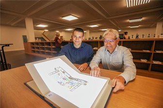 „Zauberbuch“ erzählt Geschichte der Aktienspinnerei - Technisch umgesetzt hat das interaktive „Zauberbuch“ Maschinenbauer Nick Weidensager (l.), mit Informationen gefüllt hat es Stephan Luther vom Universitätsarchiv.