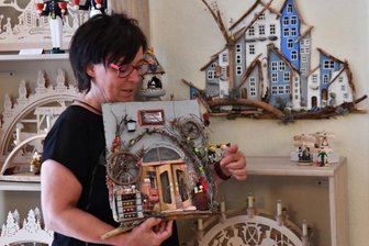 Zaubereischule Hogwarts inspiriert Annaberger Künstlerin - Yvonne Buchheim fertigt Wandbilder aus Naturmaterialien.