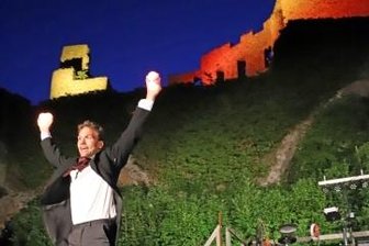Zauberhaft: Burgruine wird zur Traumkulisse - Zauberer Zipano vor der beleuchteten Burgruine.