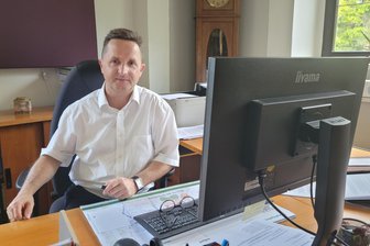 „Zauberhaft schöne Frau gesucht“: Warum ausgerechnet das Amtsblatt Lichtentanne bei der Kontaktaufnahme hilft - Bürgermeister Tino Obst half auf unkonventionelle Weise.