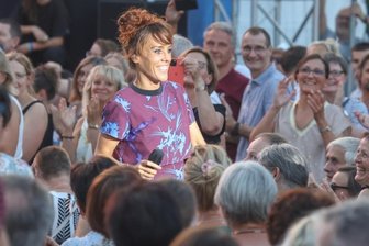 Zaz begeistert Publikum auf dem Theaterplatz - Die französische Sängerin Zaz beginnt ihr Konzert auf dem Theaterplatz mit einem Bad in der Menge. Sie taucht irgendwo auf und geht singend durch die Reihen. Ihr Publikum begeistert sie mit ihrer Kraft und Ausdrucksstärke. Rund 100 Minuten lang bietet sie eine Show mit vollem Körpereinsatz. 