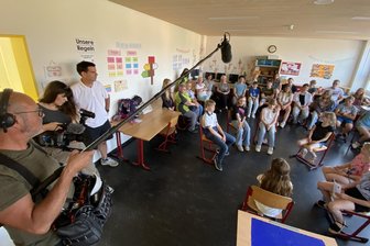 ZDF-Dreh mit Kindern im Vogtland: „Warum macht ihr das hier?“ - Großes Kino in der Grundschule Hauptmannsgrün. Gedreht wurde auch am Mühlteich und im Dorf-Garten.