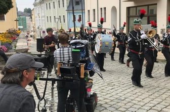 ZDF-Erzgebirgskrimi geht im Sommer weiter - Die Dreharbeiten zum Erzgebirgskrimi "Tödlicher Akkord" in Schneeberg fanden rund um den Bergstreittag statt. Nun wird der Krimi fortgesetzt.