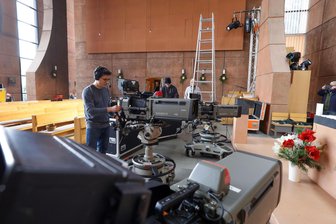 ZDF in Hohenstein-Ernstthal: Countdown für Fernsehgottesdienst läuft - Ein knapp 30-köpfiges ZDF-Team installiert seit Freitag in Hohenstein-Ernstthal die Technik für den Fernsehgottesdienst. Dieser wird am Sonntag aus der katholischen Kirche St. Pius X. übertragen.