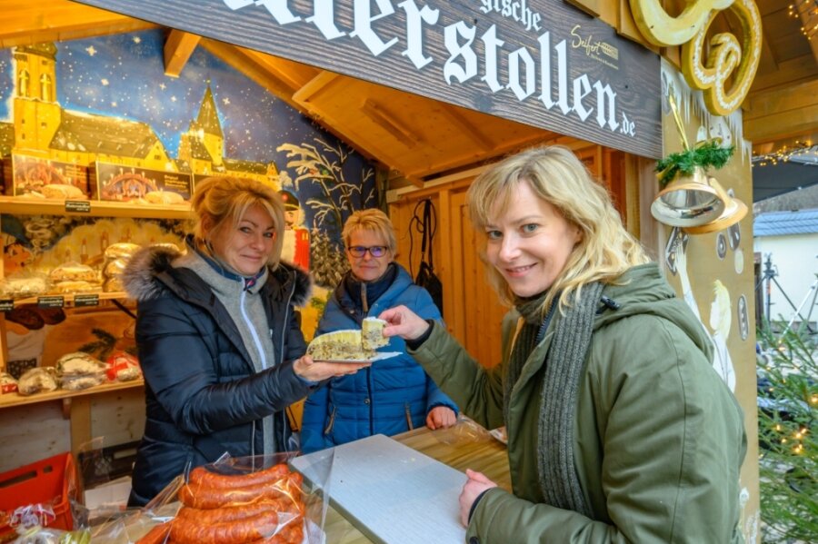 ZDF-Krimi beschert Komparsen Weihnachtsmarktgefühl - Erwischt: Schauspielerin Theresa Weißbach wird von Heike Seifert (l.) und Katrin Schmidt am Rand der Dreharbeiten zum Naschen verführt. 