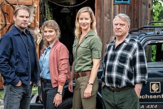 ZDF-Krimi: Ermittler 2023 zurück im Erzgebirge - Werden auch im kommenden siebten Erzgebirgskrimi Hauptrollen spielen: Kai Scheve und Lara Mandoki agieren als Kommissare, Teresa Weißbach ist als Försterin zu sehen und Andreas Schmidt-Schaller (v. l.) als ihr Vater. 
