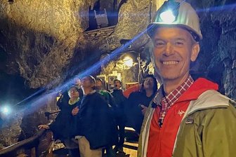 ZDF-Moderator weiß nach Besuch im Erzgebirge, wo der Hammer hängt - Moderator Peter Twiehaus im Besucherbergwerk Markus-Röhling-Stolln. 