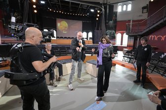 ZDF-Morgenmagazin sendet live aus Zwickau: Alter Gasometer wird für drei Stunden zum TV-Studio - Probe am Mittwochnachmittag für das ZDF-Morgenmagazin: Moderatorin Eva-Maria Lemke bekommt von Regisseur Klaus Heim (Mitte) ihren Platz vor der Kamera zugewiesen.