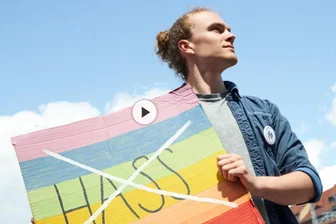 ZDF-Reportage „37° Leben“ begleitet „Freiberg für alle“ im Wahlkampf: „Hass stoppen kann man nur mit Liebe“ - Florian Schierz aus Freiberg wird in einer ZDF-Reportage aus der Reihe „37° Leben“ porträtiert.