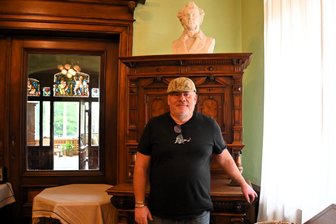 ZDF-Serie „Mandat für Mai“ lebt weiter: Wo man mit den Möbeln des Vogtland-Krimis wohnen kann - Fabian Geis in der Greizer Villa Dietel, die Ferienwohnungen und Appartements beherbergt.
