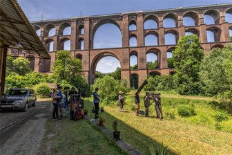 ZDF-Serie „Mandat für Mai“ und die Göltzschtalbrücke: Tourismus zwischen Wunsch und Wirklichkeit - Das Filmteam im Juni 2023 bei Dreharbeiten für die Serie „Mandat für Mai“ an der Ketzels Mühle direkt vor der Göltzschtalbrücke. Ab Donnerstag, 21. März laufen drei Doppelfolgen im ZDF. Eine Geschenk, das den Tourismus an der Brücke ankurbeln wird.