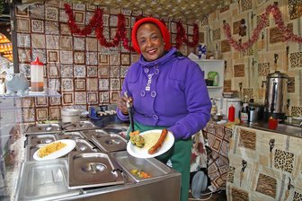 Zebra-Currywurst oder Kroko-Griller: Wo es auf dem Zwickauer Weihnachtsmarkt besonders exotisch schmeckt - Mary Hänel serviert auf dem Zwickauer Weihnachtsmarkt unter anderem Zebra-Currywurst mit Reis oder Couscous sowie Gemüse.