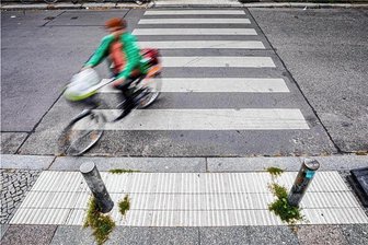 Zebrastreifen, Kopfhörer, Abstand halten: Acht populäre Radfahr-Rechtsirrtümer - Hätte sie schieben müssen? Der Zebrastreifen ist aus verkehrsrechtlicher Sicht schwieriges Terrain.