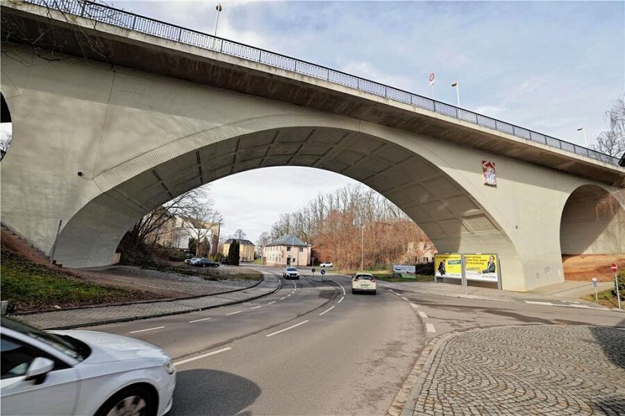 Zehn Dinge, die man über die Glauchauer Scherbergbrücke wissen muss - .In der Höhe von 13,40 Meter überspannt die Scherbergbrücke die Talstraße.