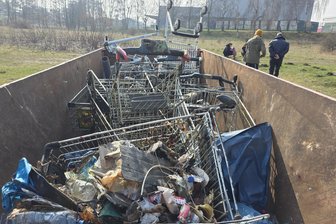 Zehn Einkaufswagen aus Zwickauer Mulde gefischt: „Ein oder zwei sind normal, aber nicht zehn“ - Einen Container voll Müll holten Mitglieder des Vereins Muldenfischer Zwickau aus der Mulde.