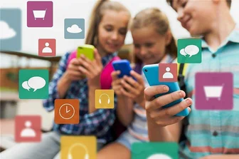 Zehn Fragen aus dem Klassenzimmer - Was wären Kinder ohne ihre Smartphones? Im Unterricht sind sie meist nicht erwünscht, es sei denn, sie sollen für Recherchen genutzt werden. Piept das Telefon unerlaubt im Unterricht, darf das bestraft werden. Nur wie?, ist die Frage. Foto: 123RF