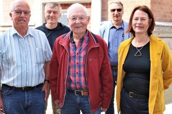 Zehn Infotafeln sind erst der Anfang - Stadtchronist Lothar Schreiter (Mitte) mit Peter Richter, Mario Graupner, Oberbürgermeister Volker Holuscha und Barbara Graupner (v. l.) zum Tag der Städtebauförderung in Flöhas neuer Mitte in der Alten Baumwolle.