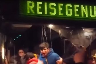 Zehn Jahre nach dem Flüchtlingsdrama in Clausnitz: Was wurde aus dem Jungen im Bus? - Dieses Bild ging um die Welt: Polizisten zwingen Louai Khatoun auszusteigen, draußen steht eine wütende Menschenmenge. Das Bild stammt aus einem Video, dessen Urheber unbekannt ist.