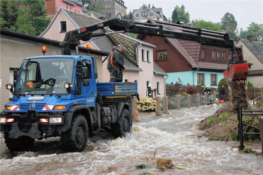 Zehn Jahre nach dem Hochwasser herrscht bei einigen Schutzmaßnahmen noch Ebbe - Überschwemmung am Berg. Die Hintere Rehme in Eibenstock wurde am 2. Juni 2013, einem Sonntagmorgen, überflutet. Am Montag darauf wurde mit schwerem Gerät geräumt. 