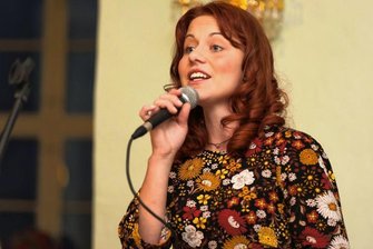Zehn Jahre nach DSDS: Lisa Wohlgemuth singt nicht mehr - Sie hat nichts verlernt: Noch einmal griff Lisa Wohlgemuth in Schwarzenberg zum Mikrofon und begeisterte die Besucher mit "Halo" von Beyoncé. 