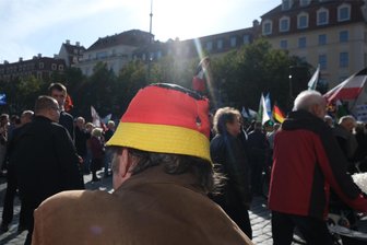 Zehn Jahre Pegida in Dresden: Die letzte Demo der Asylgegner - Der Anglerhut in Deutschlandfarben ist seit der Attacke des „Hutbürgers“ 2018 auf ein ZDF-Kamerateam am Rande eines Besuchs von Bundeskanzlerin Angela Merkel für manchen Pegida-Anhänger wichtig geworden.