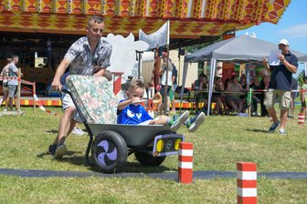Zehn Jahre Schubkarrenrennen: Obergräfenhainer Fest mit Tradition - Das Schubkarren-Rennen zählte am Samstag beim Dorffest in Obergräfenhain zu den Programmhöhepunkten.